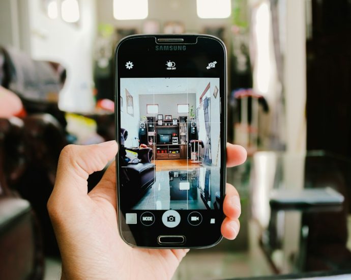 Seseorang menggunakan ponsel untuk menikmati hiburan digital