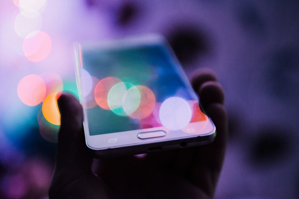 Seseorang menggunakan smartphone untuk aktivitas digital