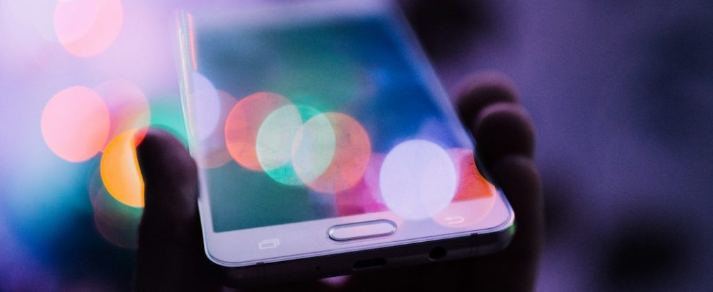 Seseorang menggunakan smartphone untuk aktivitas digital