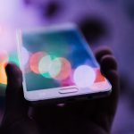 Seseorang menggunakan smartphone untuk aktivitas digital