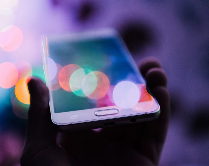 Seseorang menggunakan smartphone untuk aktivitas digital