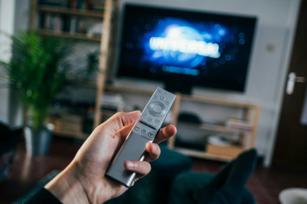 Televisi di ruang keluarga untuk menikmati hiburan digital