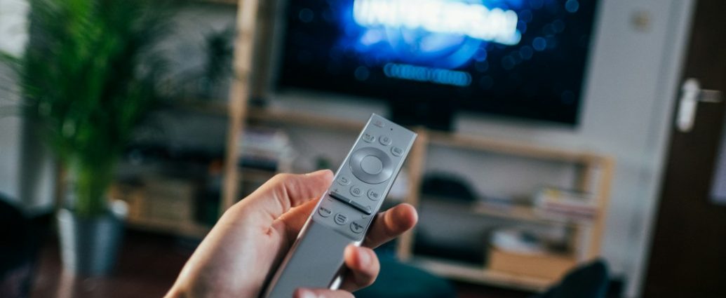 Televisi di ruang keluarga untuk menikmati hiburan digital