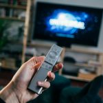 Televisi di ruang keluarga untuk menikmati hiburan digital