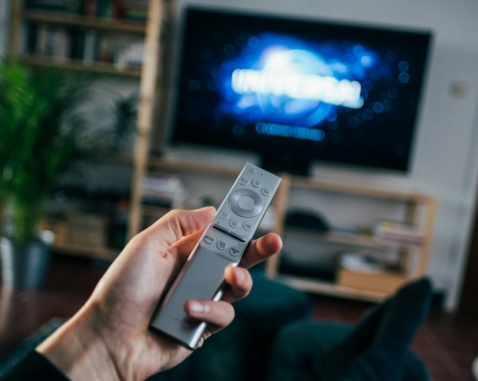 Televisi di ruang keluarga untuk menikmati hiburan digital