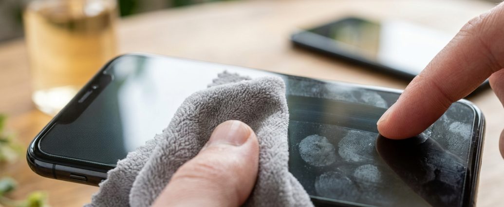 Ternyata Ini Penyebab Layar Smartphone Tiba-Tiba Lengket & Sulit Di-swipe, Rahasia Perawatannya Cuma Pakai Bahan Dapur Ini!