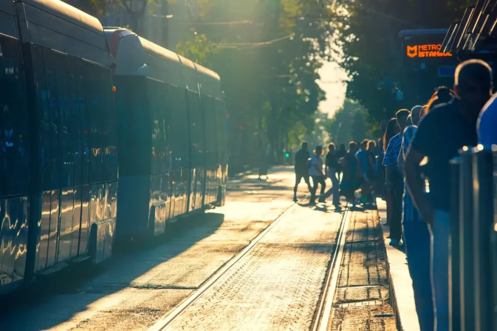 TransJakarta: Bagaimana Sistem Bus Cepat Jakarta Mengubah Wajah Kota dan Hidup Kita Sehari-Hari