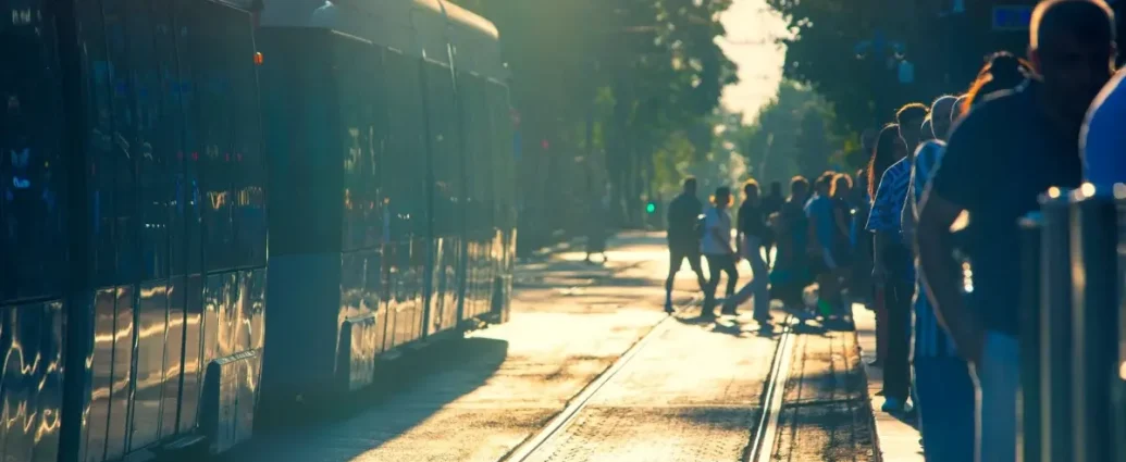 TransJakarta: Bagaimana Sistem Bus Cepat Jakarta Mengubah Wajah Kota dan Hidup Kita Sehari-Hari