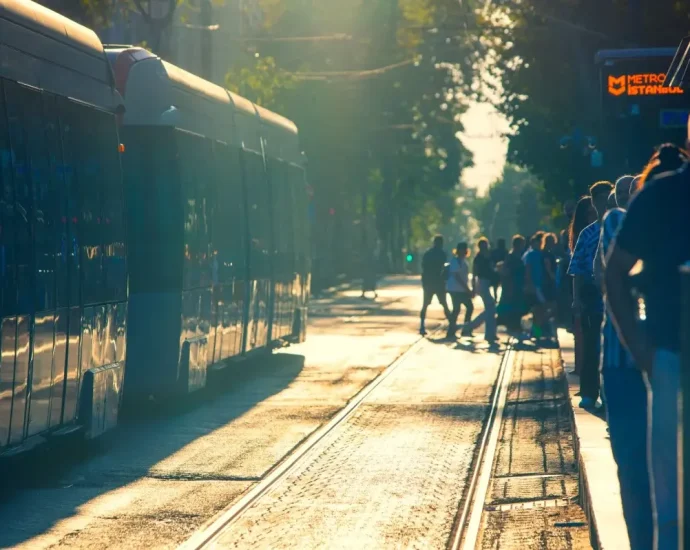 TransJakarta: Bagaimana Sistem Bus Cepat Jakarta Mengubah Wajah Kota dan Hidup Kita Sehari-Hari
