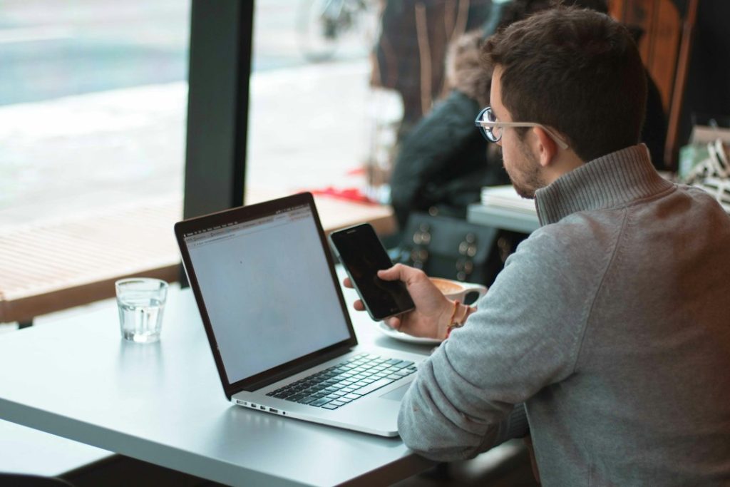 Laptop di meja kerja untuk menggambarkan penggunaan internet dan keamanan Wi-Fi publik