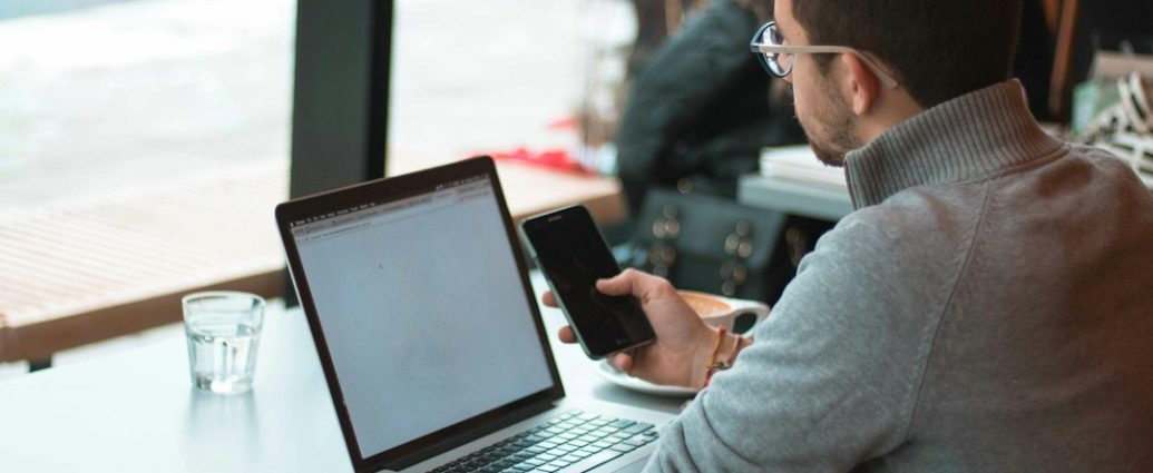 Laptop di meja kerja untuk menggambarkan penggunaan internet dan keamanan Wi-Fi publik