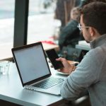 Laptop di meja kerja untuk menggambarkan penggunaan internet dan keamanan Wi-Fi publik
