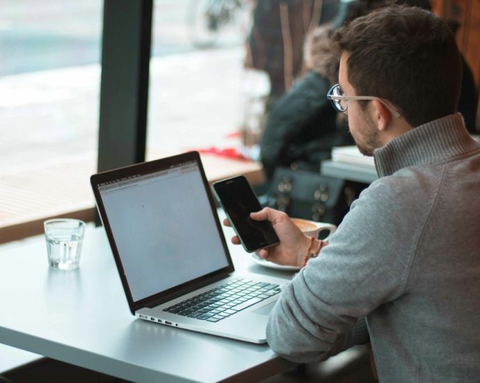 Laptop di meja kerja untuk menggambarkan penggunaan internet dan keamanan Wi-Fi publik