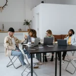 Mengapa Generasi Milenial dan Gen Z Lebih Cenderung Memilih *Workation* daripada Karyawan Konvensional?